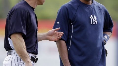 El piloto de los Yanquis, Joe Girardi (izq.) parece tratar de confortar a Derek Jeter en medio de las prácticas previas al juego de ayer.