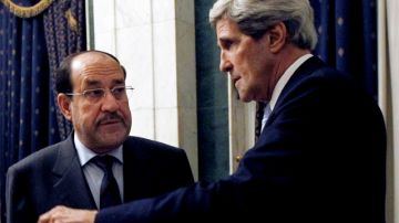 El secretario de Estado estadounidense, John Kerry (der.), habla con el primer ministro iraquí, Nouri al Maliki, en Bagdad, Irak, ayer.