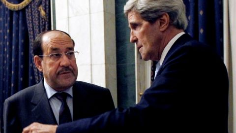 El secretario de Estado estadounidense, John Kerry (der.), habla con el primer ministro iraquí, Nouri al Maliki, en Bagdad, Irak, ayer.
