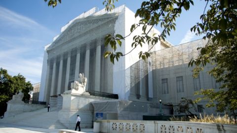 Este martes los nueve jueces del Tribunal Supremo escucharán los argumentos en un caso que ha impugnado la Propuesta 8 de California contra los matrimonios entre personas del mismo género.