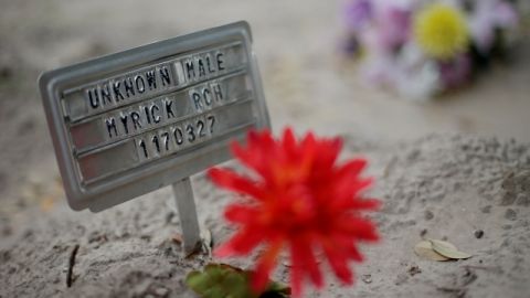 Una señal y una flor de plástico marcan una tumba en Falfurrias, Texas, donde quedaron los restos no identificados de un supuesto inmigrante indocumentado que murió en el intento de cruzar la frontera.
