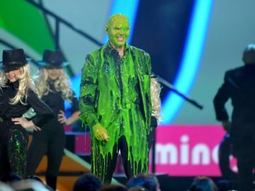 Así quedó Pitbull tras su actuación en la entrega de los Kids Choice Awards el sábado.