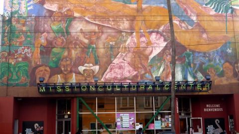 Fachada del Centro Cultural de la Misión en vecindario latino de San Francisco.