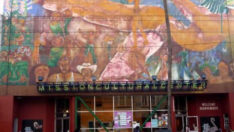 Fachada del Centro Cultural de la Misión en vecindario latino de San Francisco.