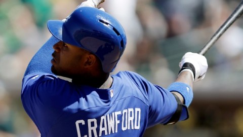 Carl Crawford observa la trayectoria de la bola que lleva su primer jonrón con los Dodgers. Fue en el tercer inning del juego de ayer.