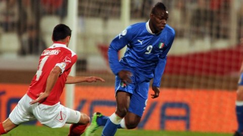 Mario Balotelli fue el autor de las dos anotaciones de la selección italiana