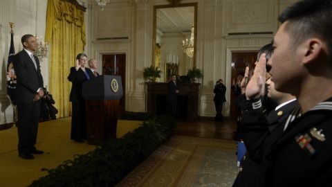 Obama asistió ayer a una ceremonia de ciudadanía para soldados, en la Casa Blanca.