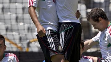 'Gio' es felicitado por Guardado al anotar gol en la práctica.