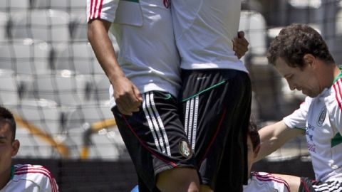 'Gio' es felicitado por Guardado al anotar gol en la práctica.
