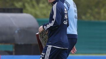 Messi (izq.) camina por  en una práctica  de la albiceleste.