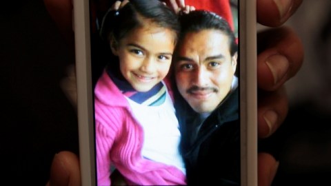 Alejandro Rentería junto a su hija Celia, que sobrevivió al accidente en que murió su padre.