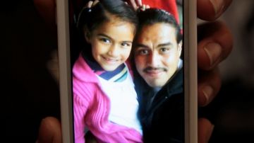 Alejandro Rentería junto a su hija Celia, que sobrevivió al accidente en que murió su padre.