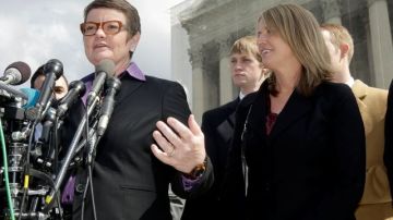 Demandantes Kris Perry (i) y su compañera Sandy Stier, ambas de Berkeley, California, con los medios de comunicación fuera de la Corte Suprema de Justicia en Washington, después de que el tribunal escuchó los argumentos sobre los votantes de California aprobaron la prohibición de mismo el matrimonio homosexual, la Proposición 8.