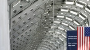 Viajeros caminan por el interior del aeropuerto O'Hare.