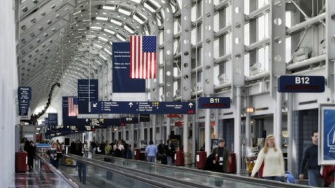 Viajeros caminan por el interior del aeropuerto O'Hare.