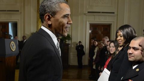 El presidente, Barack Obama, asistió ayer a la nacionalización de 28 inmigrantes en la Casa Blanca en un acto en el que reiteró la necesidad de aprobar una reforma migratoria.
