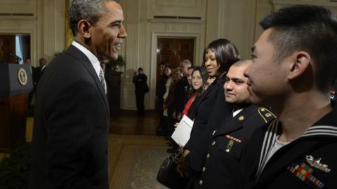 El presidente, Barack Obama, asistió ayer a la nacionalización de 28 inmigrantes en la Casa Blanca en un acto en el que reiteró la necesidad de aprobar una reforma migratoria.