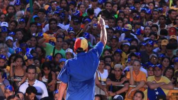 Capriles mantiene su campaña electoral.