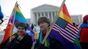 Ciudadanos a favor -como en la foto- y en contra del matrimonio entre personas del mismo sexo se dieron cita hoy frente al Supremo.