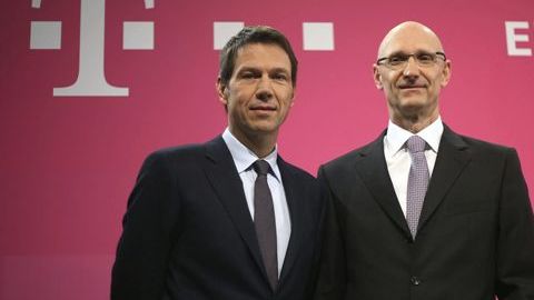 Rene Obermann, presidente de Deutsche Telekom,  y su director financiero, Timotheus Hoettges (derecha) en una conferencia de prensa.