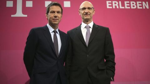 Rene Obermann, presidente de Deutsche Telekom, y su director financiero, Timotheus Hoettges (derecha) en una conferencia de prensa.