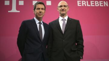 Rene Obermann, presidente de Deutsche Telekom,  y su director financiero, Timotheus Hoettges (derecha) en una conferencia de prensa.