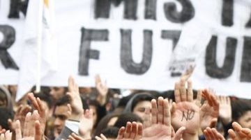Estudiantes chipriotas se manifiestan frente al Parlamento en Nicosia, Chipre, hoy, martes, 26 de marzo de 2013, la primera gran manifestación contra la troika (Comisión Europea, Banco Central Europeo y Fondo Monetario Internacional).