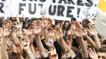 Estudiantes chipriotas se manifiestan frente al Parlamento en Nicosia, Chipre, hoy, martes, 26 de marzo de 2013, la primera gran manifestación contra la troika (Comisión Europea, Banco Central Europeo y Fondo Monetario Internacional).