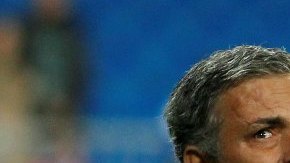 Massimo Moratti, presidente del Inter, mantiene contacto con Mourinho