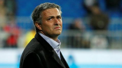 Massimo Moratti, presidente del Inter, mantiene contacto con Mourinho
