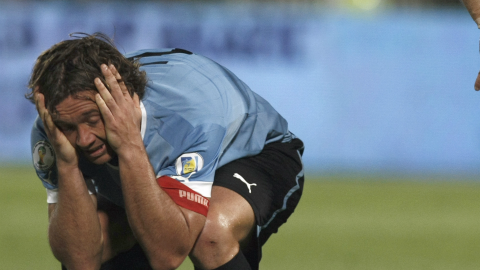 Diego Lugano se lamenta tras la derrota de Uruguay con Chile