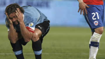 Diego Lugano se lamenta tras la derrota de Uruguay con Chile