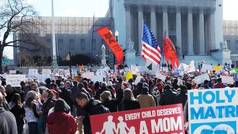 Cientos de personas se congregaban ayer, frente al edificio de la Corte Suprema de los Estados Unidos en Washington, D. C., para presionar a favor de los  matrimonios homosexuales.