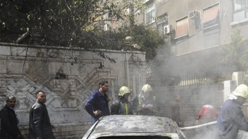 Proyectiles de mortero estallaron en varias partes de la capital, donde mataron al menos a tres personas e hirieron a otras.
