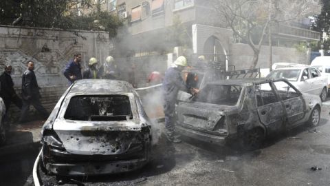 Proyectiles de mortero estallaron en varias partes de la capital, donde mataron al menos a tres personas e hirieron a otras.
