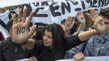 Estudiantes se manifiestan en Chipre, en la primera gran manifestación contra la troika, Comisión Europea, Banco Central Europeo y Fondo Monetario Internacional.