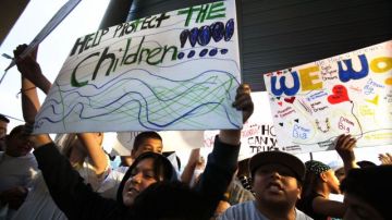 Familiares de alumnos de la escuela Miramonte protestan por los abusos cometidos por dos empleados, el pasado 6 de febrero de 2012.