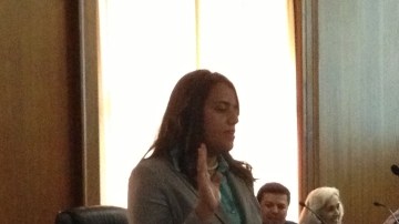 Karina Macías, nueva concejal de Huntington Park,  juramenta a su cargo frente a miembros de la comunidad.