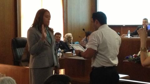 Karina Macías, nueva concejal de Huntington Park,  juramenta a su cargo frente a miembros de la comunidad.