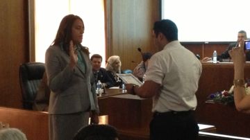 Karina Macías, nueva concejal de Huntington Park,  juramenta a su cargo frente a miembros de la comunidad.
