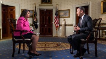Lori Montenegro realiza la entrevista al presidente Barack Obama, para la cadena Telemundo.