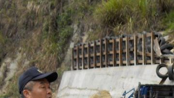 Las autoridades intentan llegar a zonas montañosas, donde estiman que se pudieron registrar mayores daños.