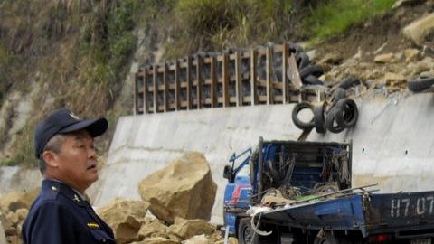 Las autoridades intentan llegar a zonas montañosas, donde estiman que se pudieron registrar mayores daños.
