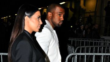 Kim Kardashian junto a su pareja, Kanye West, durante una reciente visita a París.