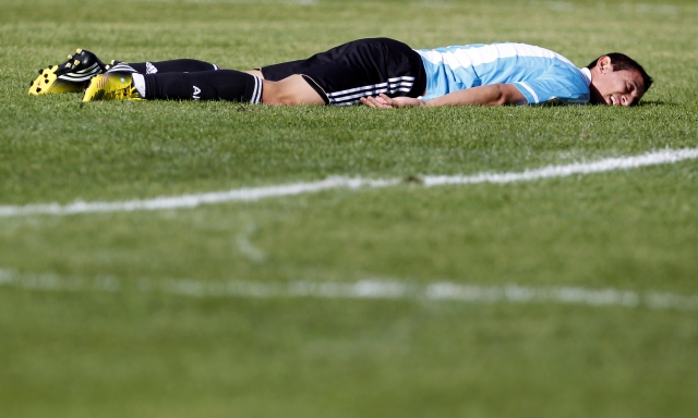 Ángel Di Maria, de Argentina, en el césped del Estadio Hernando Siles durante el juego contra Bolivia del martes pasado.
