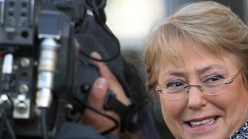 La expresidenta de Chile, Michelle Bachelet, a su arribo ayer al aero- puerto internacional de Santiago, procedente de Nueva York.
