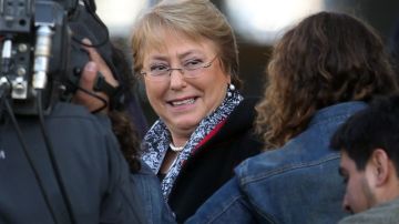 La expresidenta de Chile, Michelle Bachelet, a su arribo ayer al aero- puerto internacional de Santiago, procedente de Nueva York.