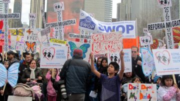 Familias hispanas participaron ayer martes en una marcha en Chicago en demanda de una reforma.