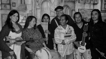 En blanco y negro, aunque recién integrados y vigentes en San Francisco, el grupo con sonoridad andina, Ajayu.