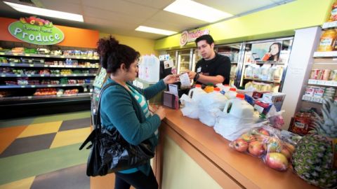 Sara Aguilar, quien espera la llegada de su quinto bebé, adquiere alimentos en Mothers, tienda autorizada por WIC.